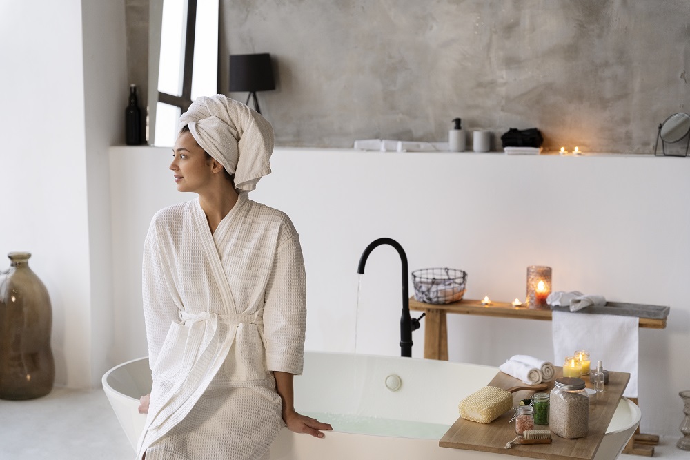 Mulher aproveitando seu spa day em casa.